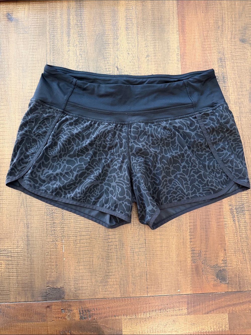 Lululemon Run Time Shorts in Printed Petal Camo Print - Picture 4 of 7